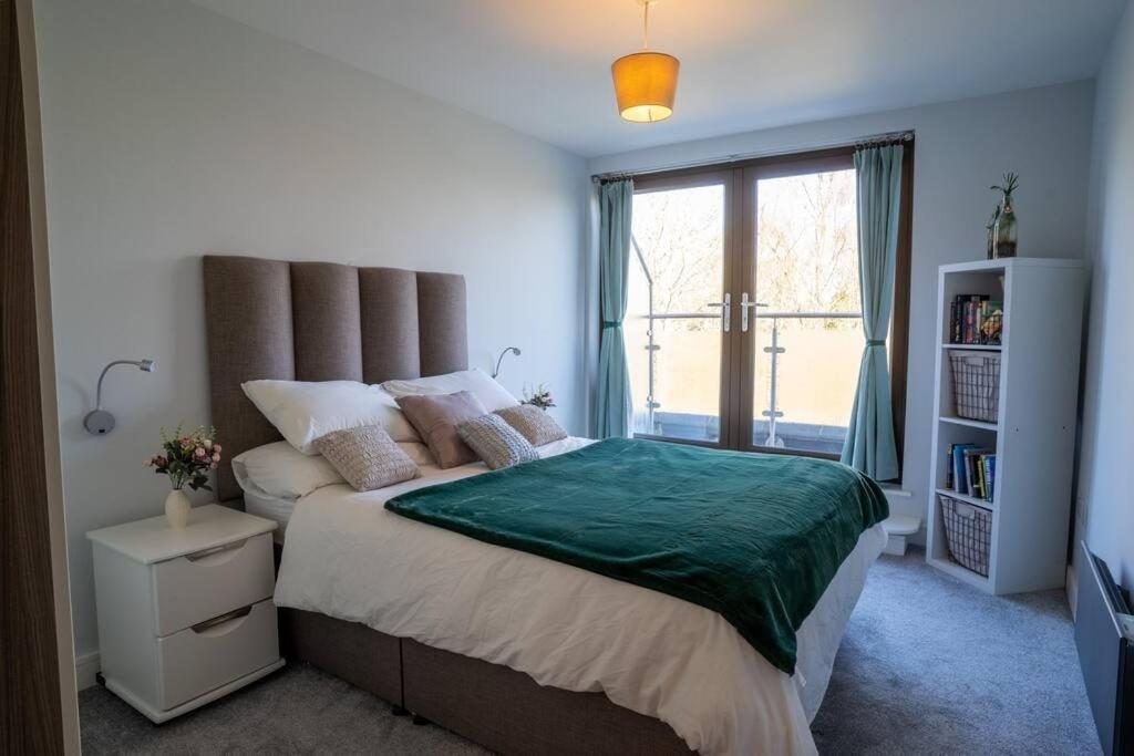 Surrey Hills Escape: Riverside Walks & Quick Links กอดัลมิง ภายนอก รูปภาพ